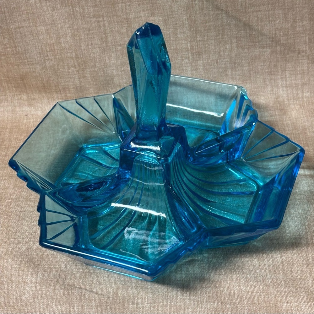 Indiana Glass Pyramid Blue Four-Part Relish Dish w/ Handle (circa 1974 - 1975) - Picture 3 of 7